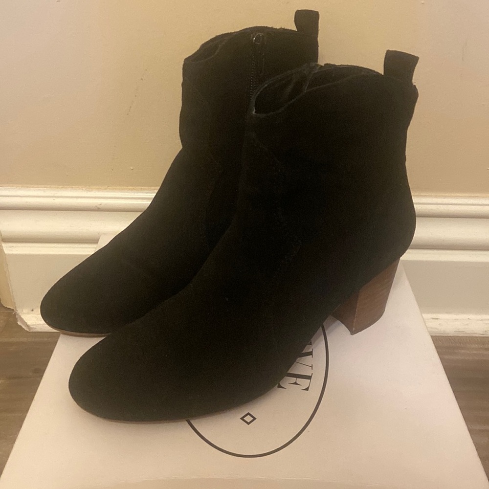 Steve Madden Hipster Black Suede Booties Size: 8